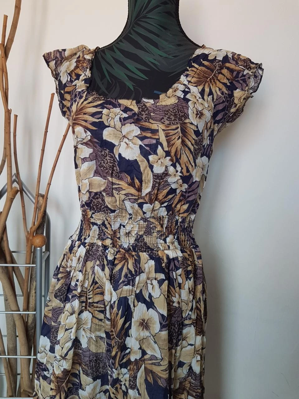 Vestido de flores y hojas beige – photo 3